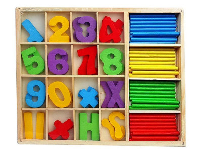 Ξύλινο δισκάκι με ξύλινους αριθμούς και σύμβολα 